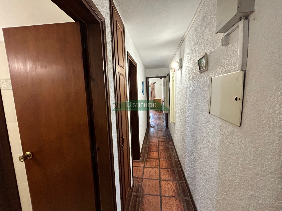 Casa ID.116 - Chalé en Paradas Mansa, 3 dorm 3 baños más depto con baño, garaje, piscina climatizada, barbacoa, etc. Venta US$ 398.000.