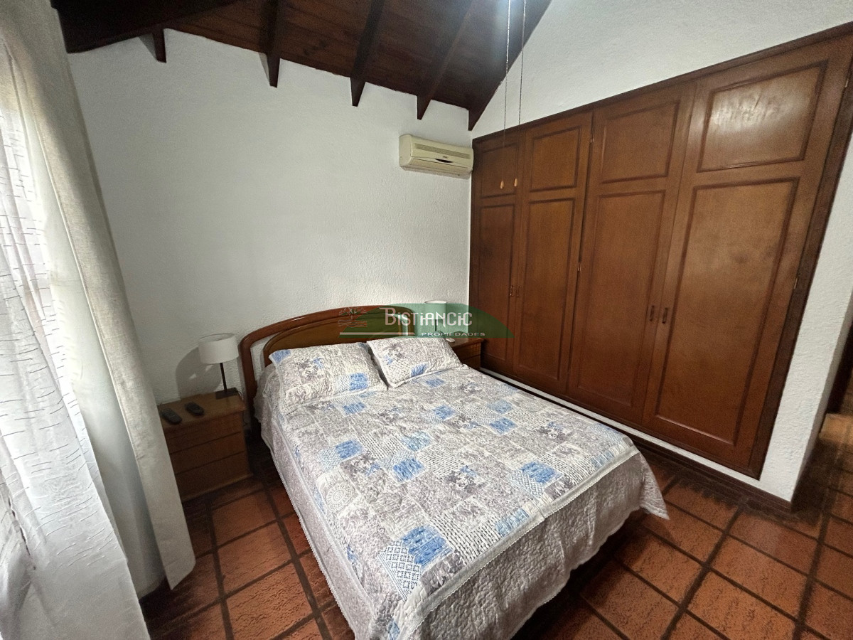 Casa ID.116 - Chalé en Paradas Mansa, 3 dorm 3 baños más depto con baño, garaje, piscina climatizada, barbacoa, etc. Venta US$ 398.000.