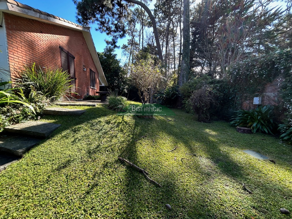 Casa ID.2863 - San Rafael , chalé sólida construcción de Clerc y Guerra, de 3 dorm 2 baños, serv,c baño, garaje, 830 m2 terreno, calef. 