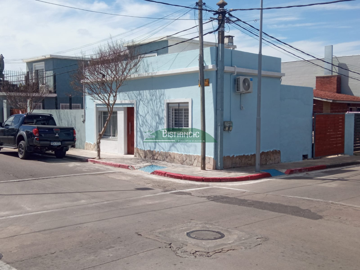 Casa ID.2876 - Casa Centro, nueva, de 2 dormitorios, patio con cochera, PH, posibilidad de 2do piso. Venta US$ 125.000.