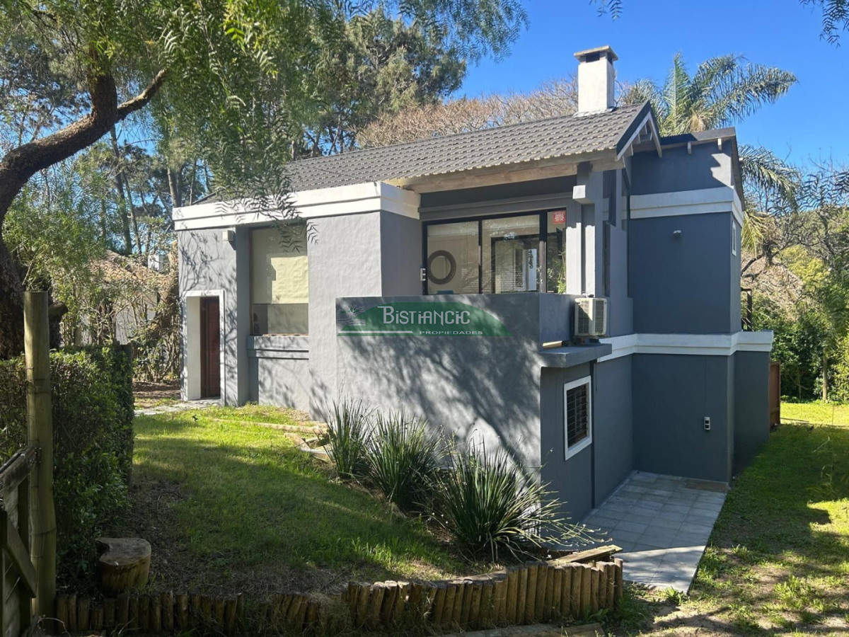 Casa ID.2991 - Rincón del Indio, moderno chalé de 3 dorm 3 baños, terraza con parrilla, super integrado al bosque. Diseño y practicidad en un lugar para disfrutar. 