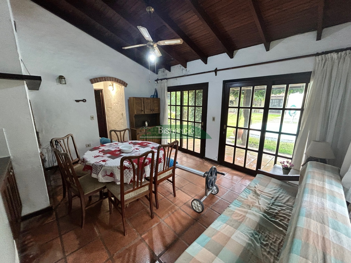 Casa ID.116 - Chalé en Paradas Mansa, 3 dorm 3 baños más depto con baño, garaje, piscina climatizada, barbacoa, etc. Venta US$ 398.000.