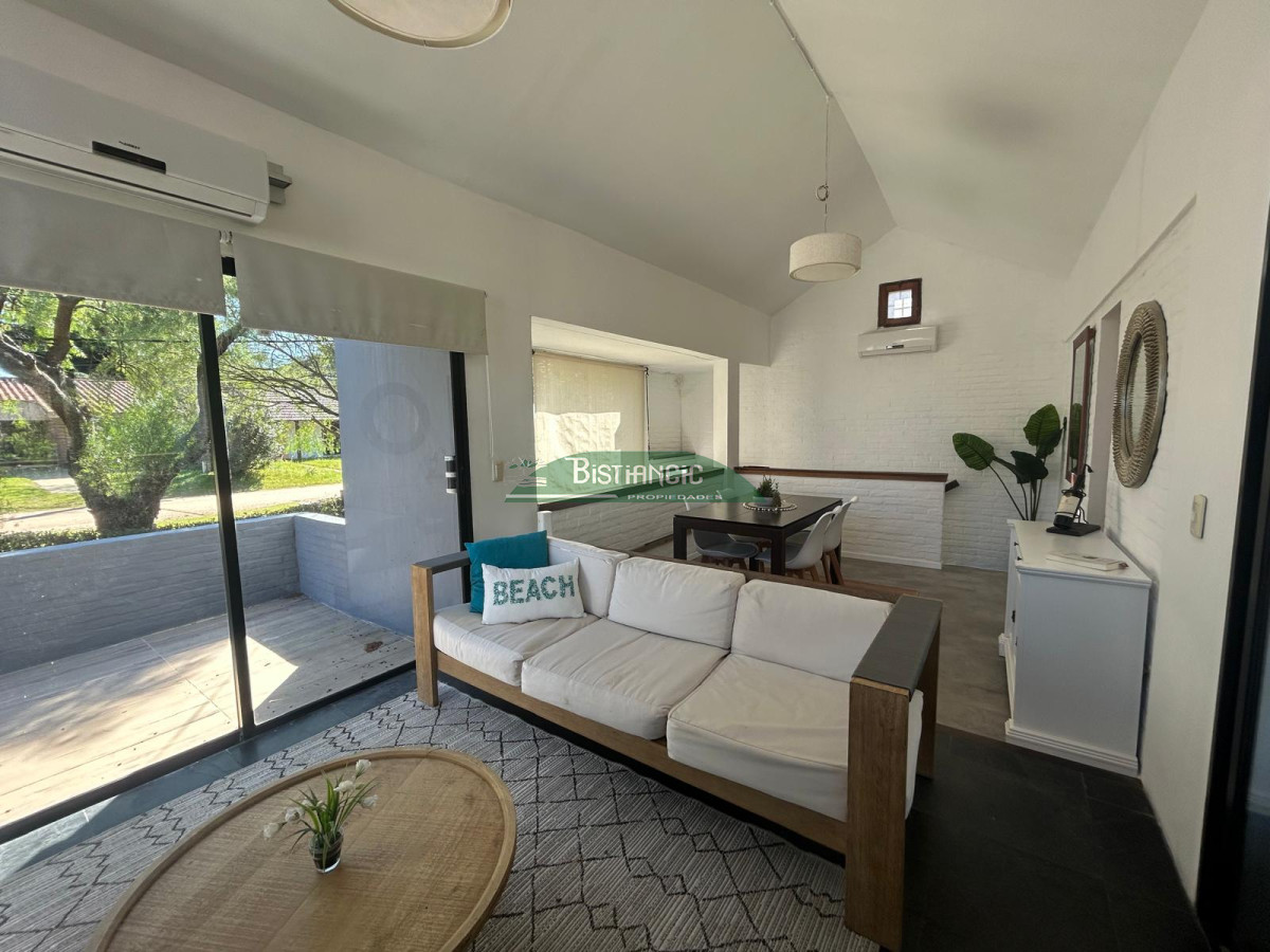 Casa ID.2991 - Rincón del Indio, moderno chalé de 3 dorm 3 baños, terraza con parrilla, super integrado al bosque. Diseño y practicidad en un lugar para disfrutar. 