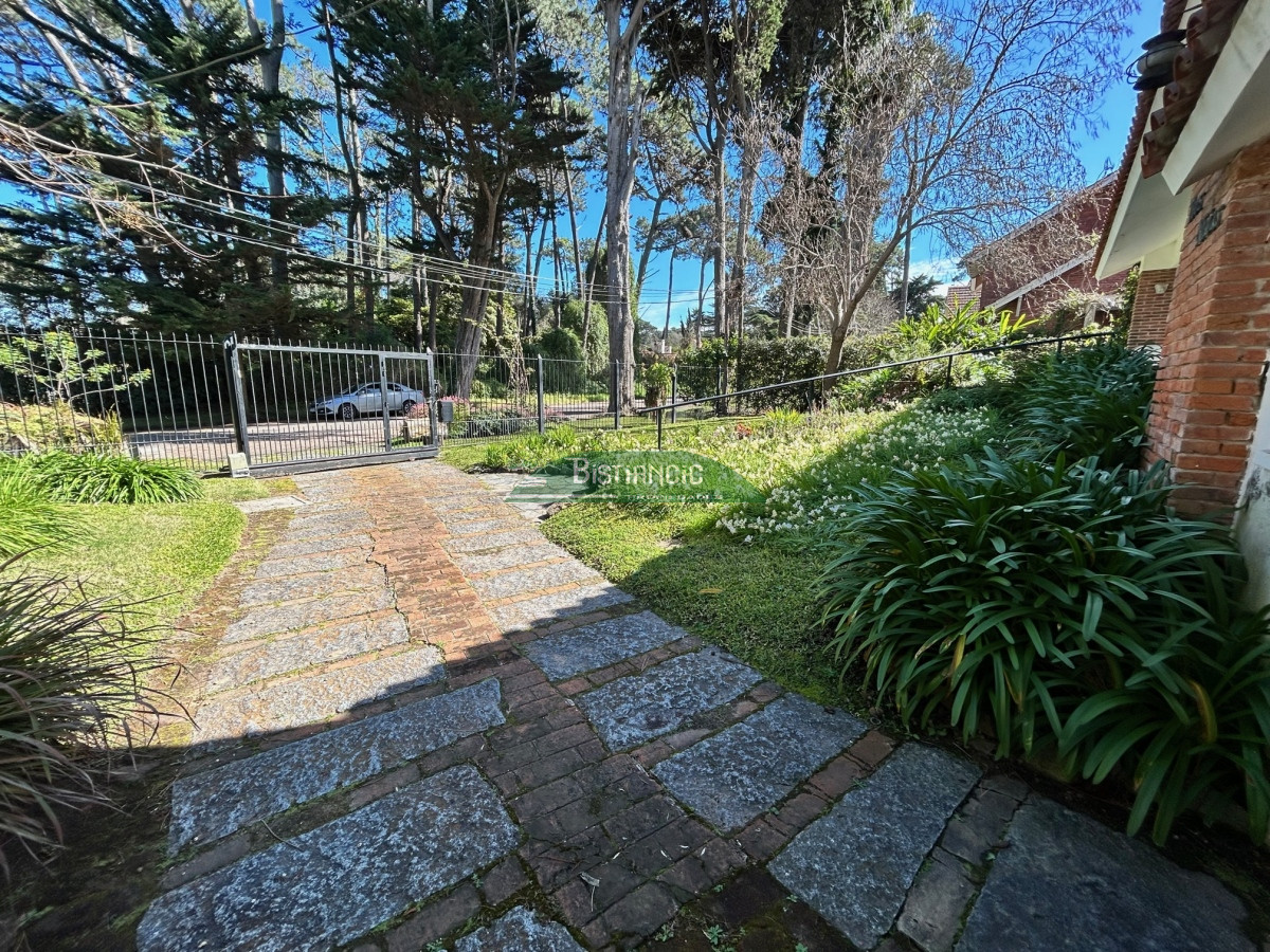 Casa ID.2863 - San Rafael , chalé sólida construcción de Clerc y Guerra, de 3 dorm 2 baños, serv,c baño, garaje, 830 m2 terreno, calef. 
