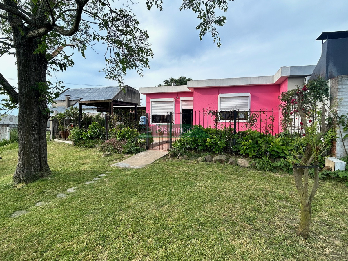 Maldonado, casa impecable de 2 dorm, 1 baño, living , barbacoa, galpón, etc. Precio de venta US$ 125.000.
