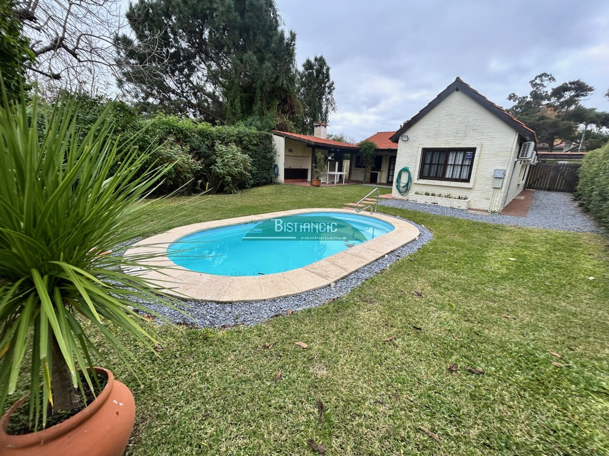 Casa ID.116 - Chalé en Paradas Mansa, 3 dorm 3 baños más depto con baño, garaje, piscina climatizada, barbacoa, etc. Venta US$ 398.000.
