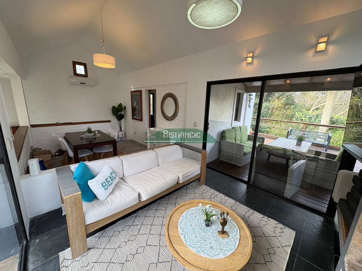 Casa ID.2991 - Rincón del Indio, moderno chalé de 3 dorm 3 baños, terraza con parrilla, super integrado al bosque. Diseño y practicidad en un lugar para disfrutar. 
