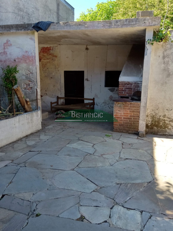 Casa ID.599 - Casa centrica, a media cuadra de peatonal Sarandí, muy comercial, ideal locales. 240 m2.