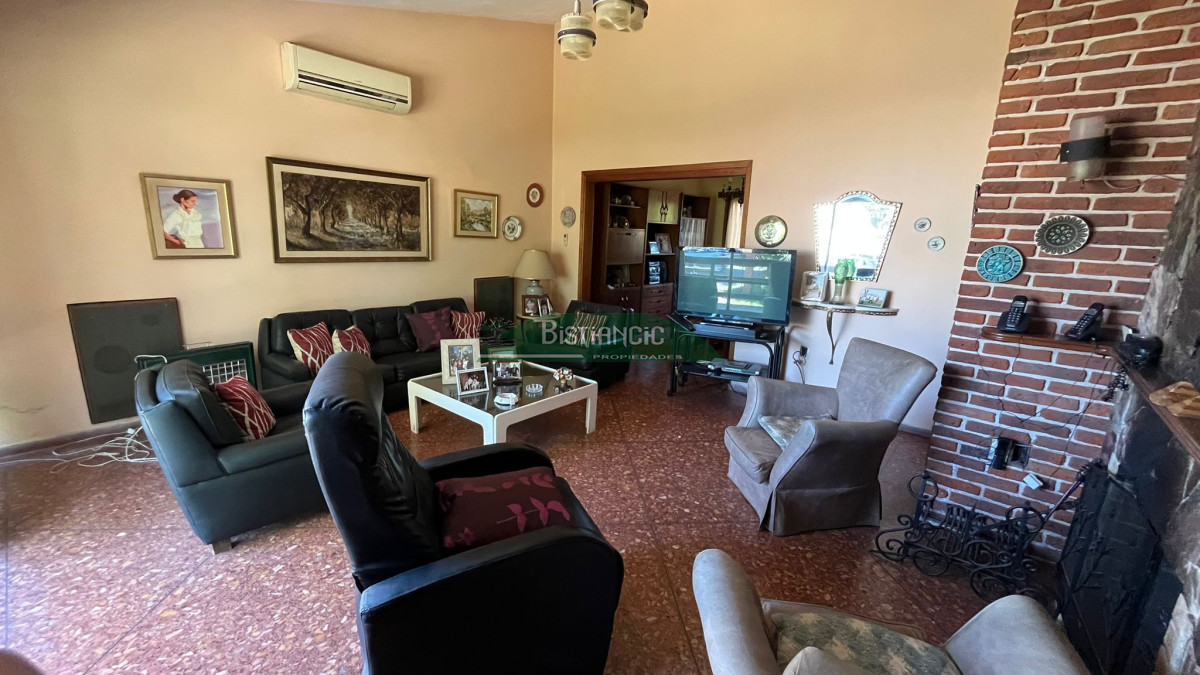 Casa ID.3011 - Chalé Bo Mónaco sobre Chiossi, amplia y sólida construcción, para vivir o comercial. Venta US$320.000. 