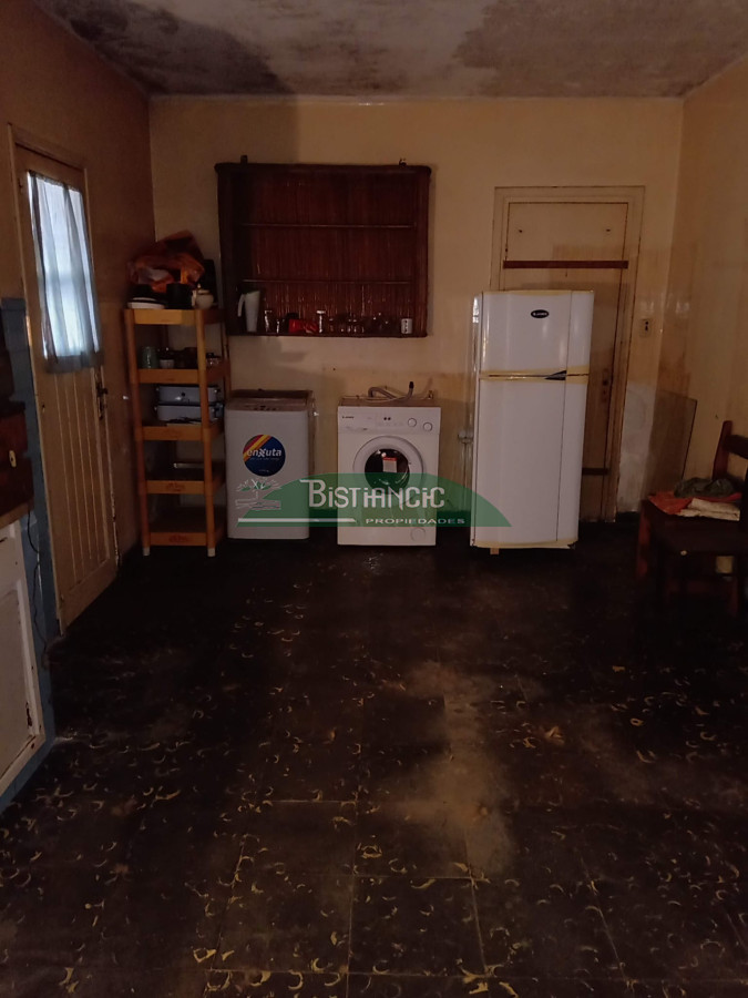 Casa ID.599 - Casa centrica, a media cuadra de peatonal Sarandí, muy comercial, ideal locales. 240 m2.