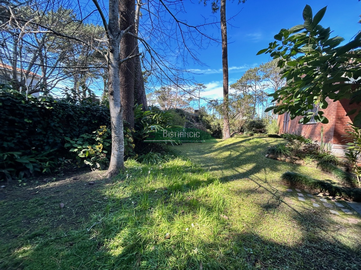 Casa ID.2863 - San Rafael , chalé sólida construcción de Clerc y Guerra, de 3 dorm 2 baños, serv,c baño, garaje, 830 m2 terreno, calef. Precio de venta US$ 350.000