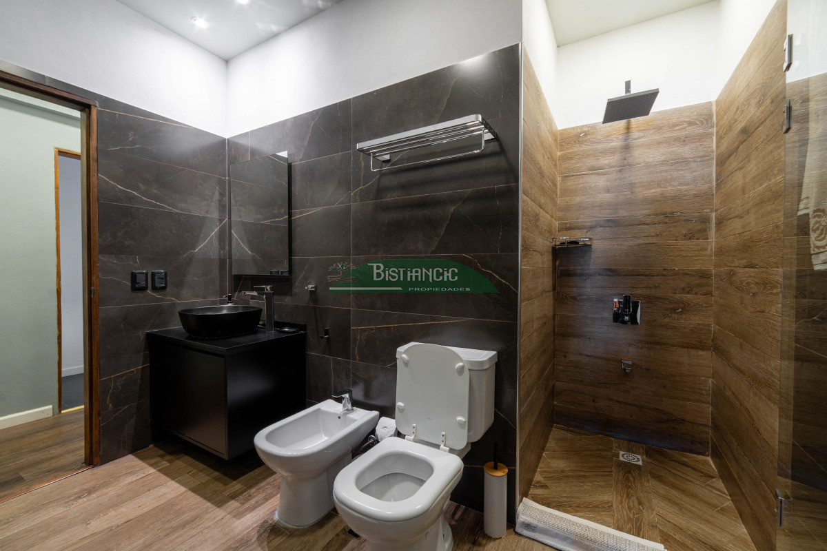 Casa ID.2954 - Chalé 4 dorm 4 baños gran living, piscina grande + 2 deptos externos para renta. Terreno de 1700 m2 + 620 m2 construidos. Precio de Venta US$ 595.000.