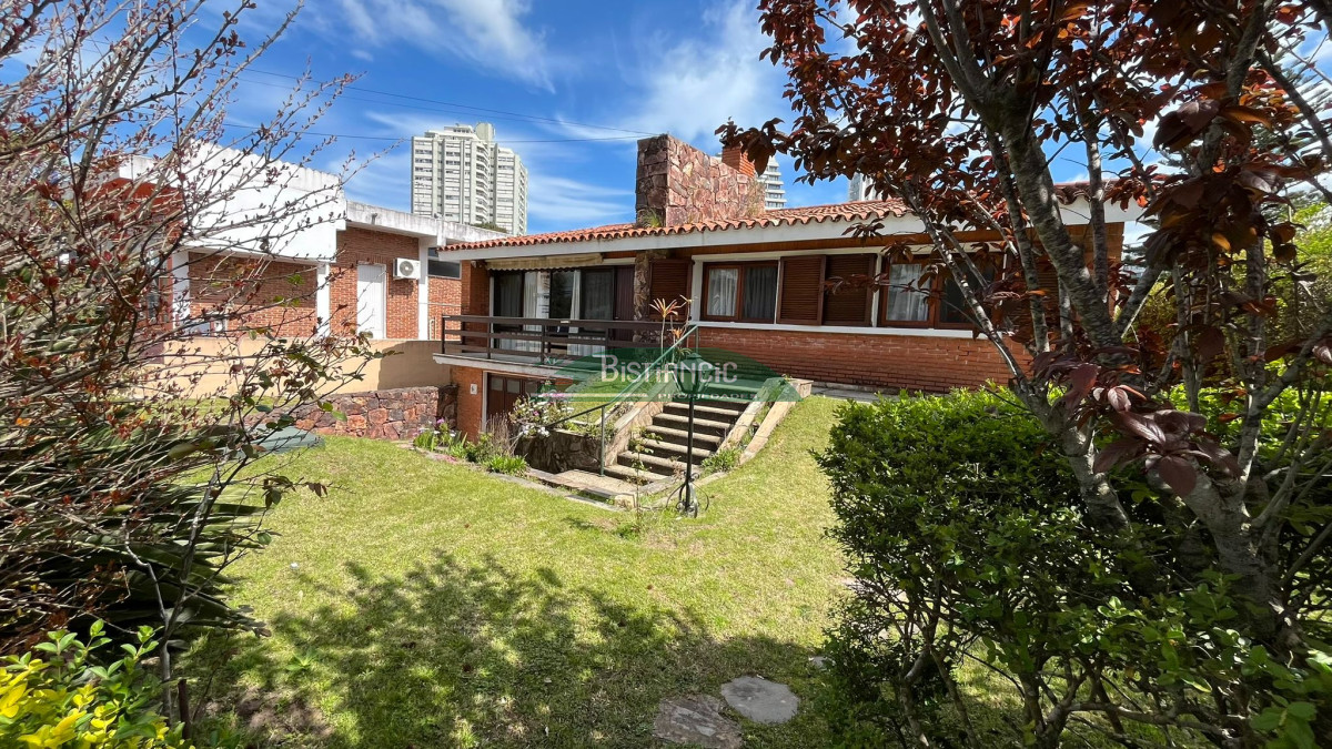 Casa ID.3011 - Chalé Bo Mónaco sobre Chiossi, amplia y sólida construcción, para vivir o comercial. Venta US$320.000. 