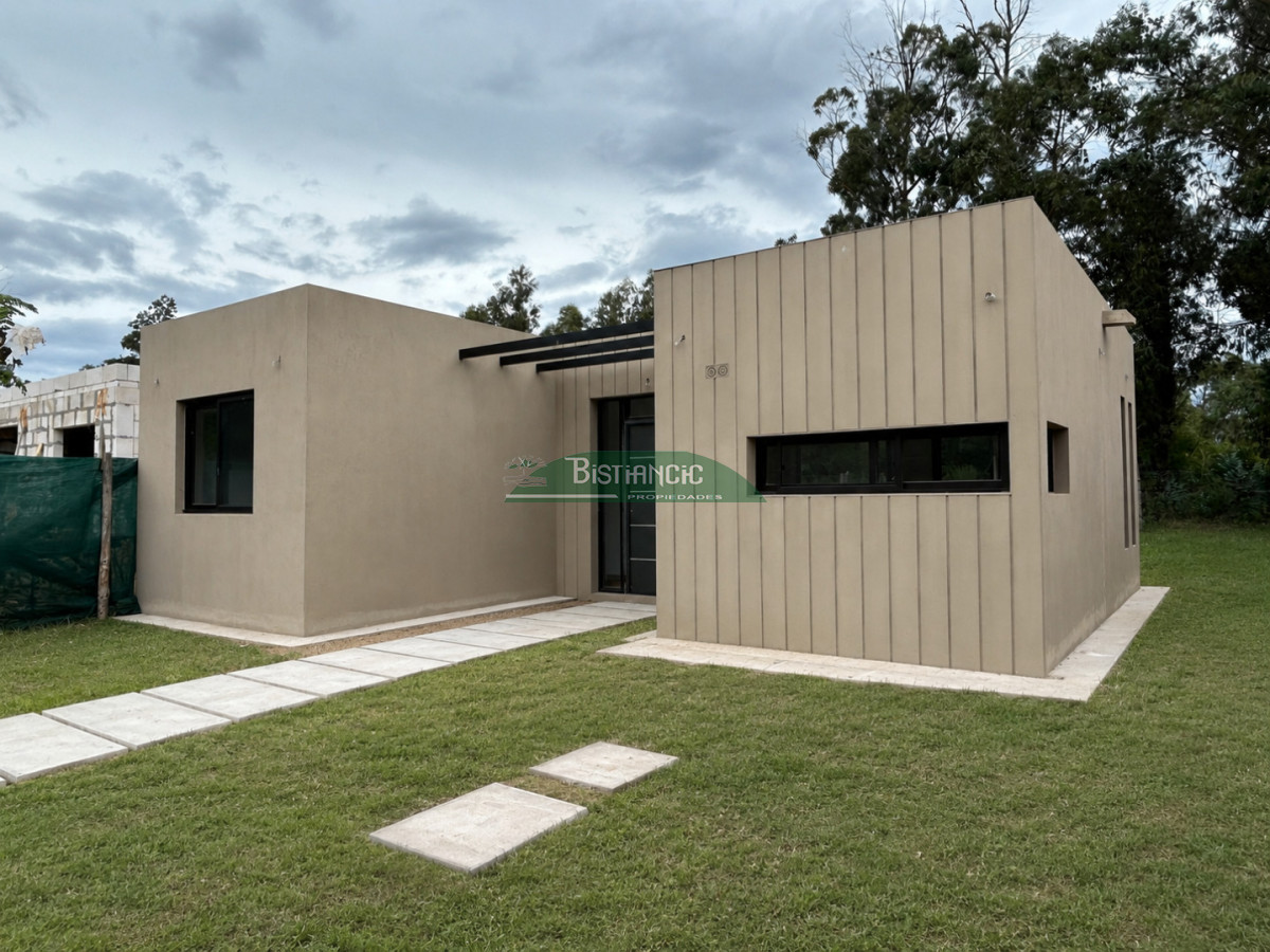 Casa ID.2275 - Casa a estrenar en barrio privado, construcción tradicional, 2 dorm 2 baños 370 m2 de terreno  