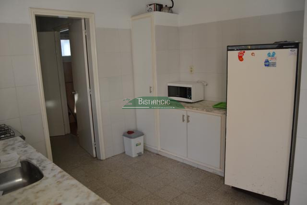 Casa ID.3019 - Pinares Chalé tradicional 3 dorm 2 baños + servicio, 718 m2 jardín, cerca de todo. Venta US$ 268.000.