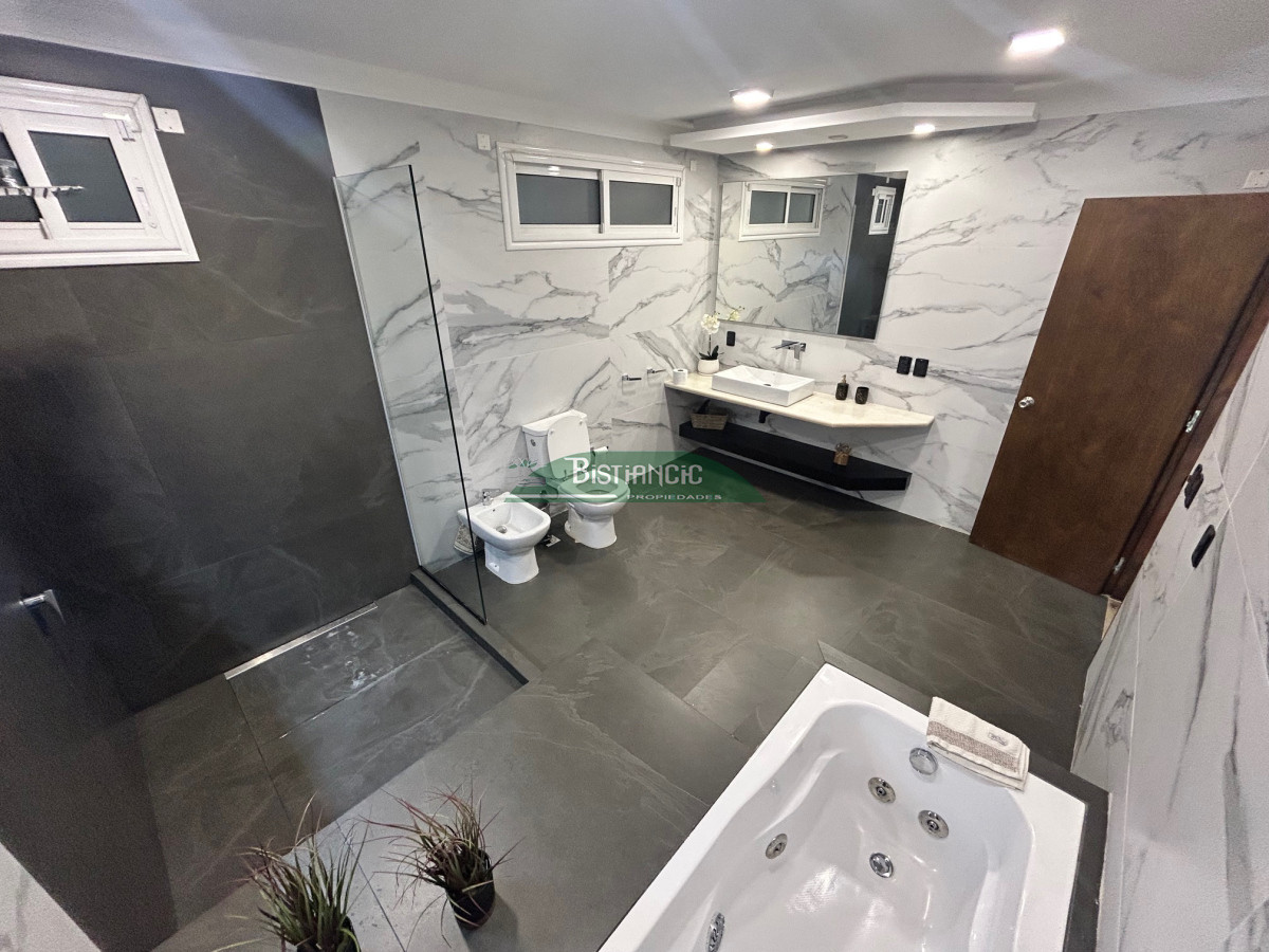 Casa ID.2954 - Chalé 4 dorm 4 baños gran living, piscina grande + 2 deptos externos para renta. Terreno de 1700 m2 + 620 m2 construidos. Precio de Venta US$ 595.000.