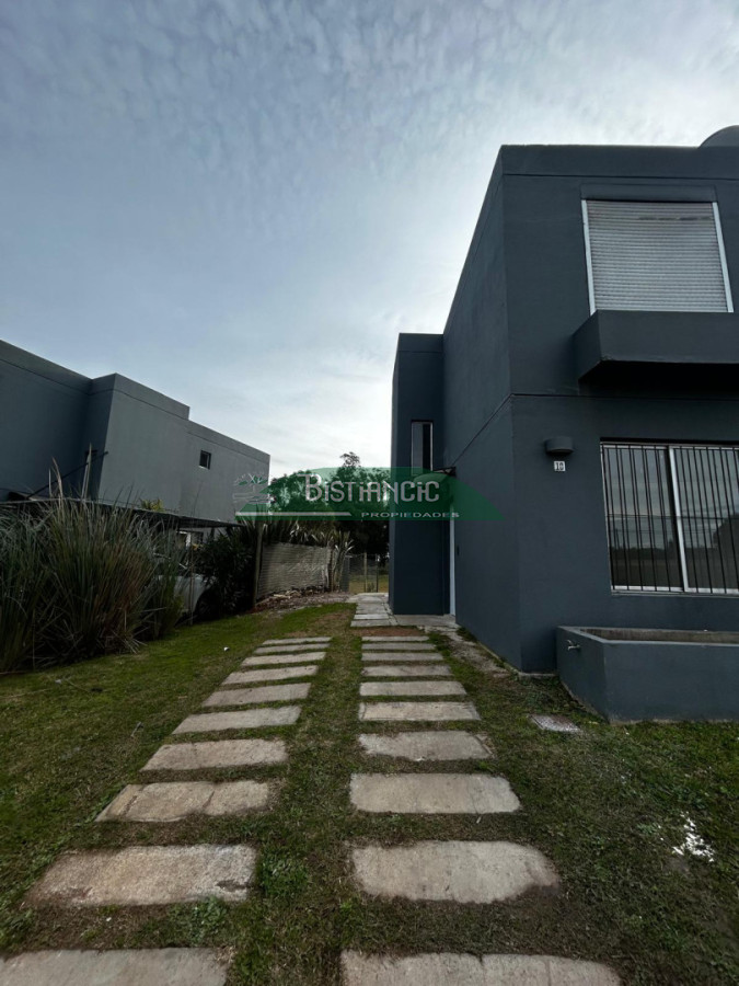 Casa ID.2572 - Alquiler Anual. Duplex en Cno. Lussich de 2 dorm, con patio y estacionamiento