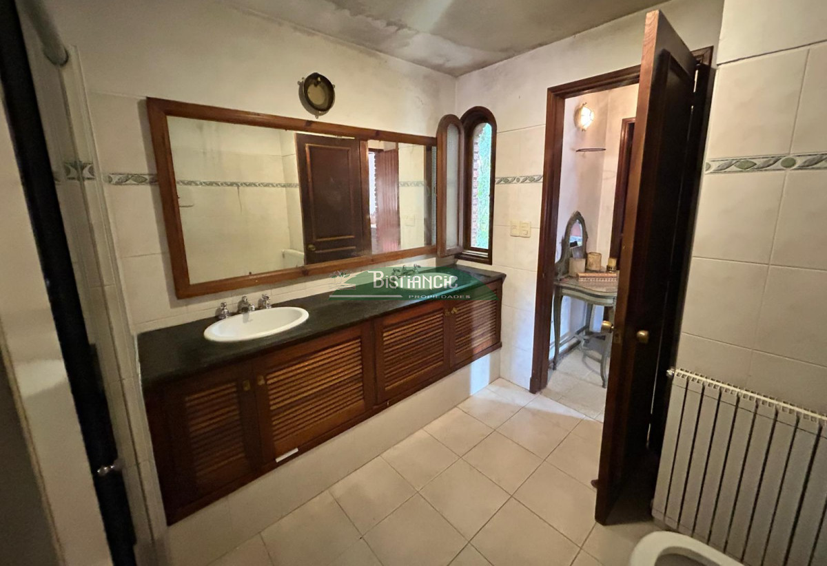 Casa ID.2419 - Chalé 2200 m2 de jardín y 374 m2 edf. 4 dorm 3 baños, barbacoa integrada calefacción, Precio de venta US$ 460.000.