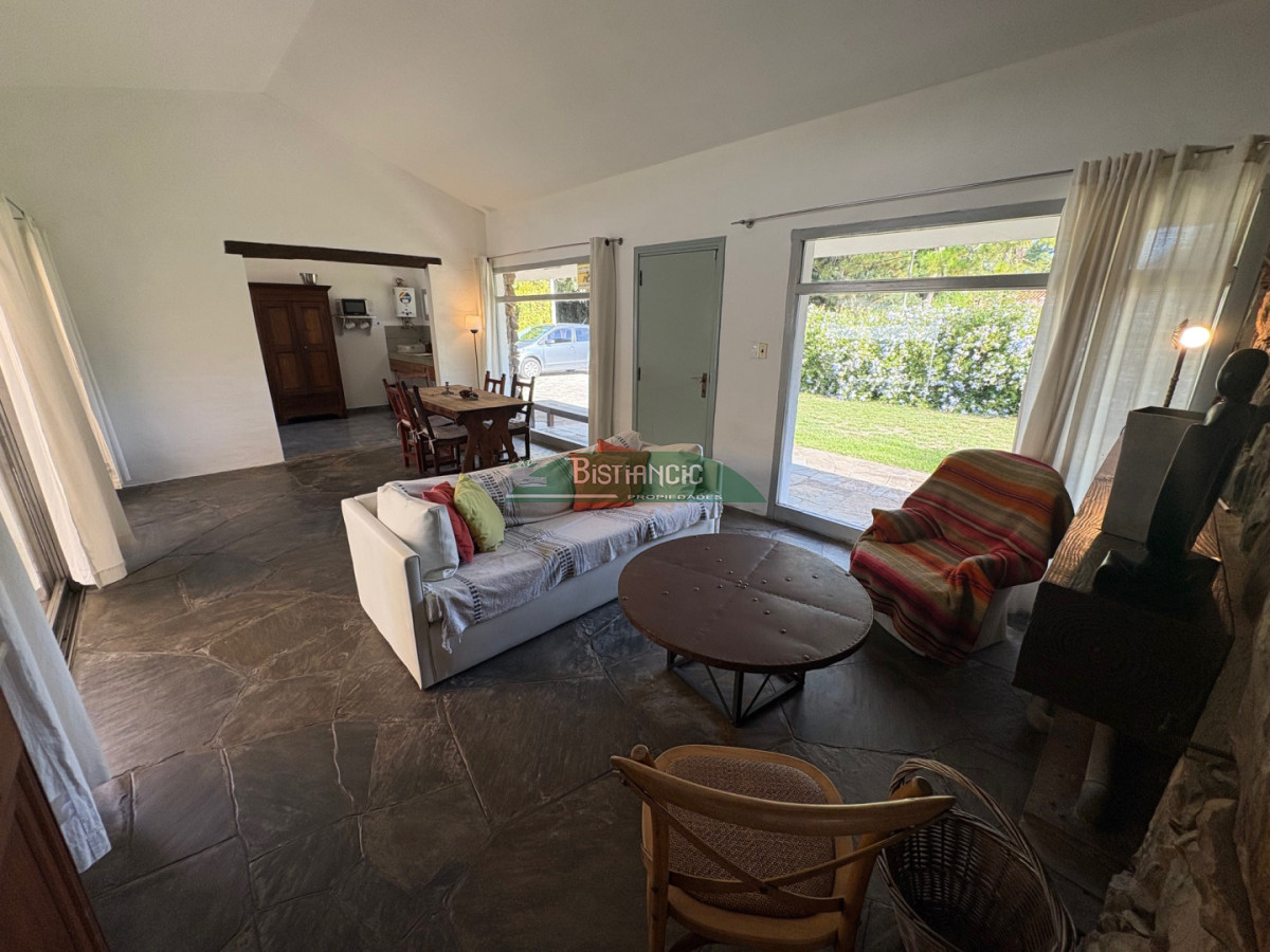 Casa ID.3043 - Hermoso chalet sobre camino la laguna. 3 dorm, 1 baño, barbacoa con baño y deposito. Patio y Estacionamiento. 