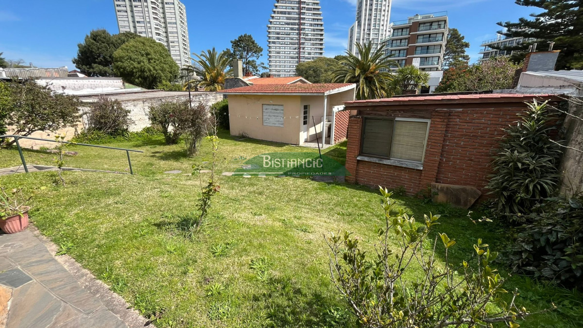 Casa ID.3011 - Chalé Bo Mónaco sobre Chiossi, amplia y sólida construcción, para vivir o comercial. Venta US$320.000. 