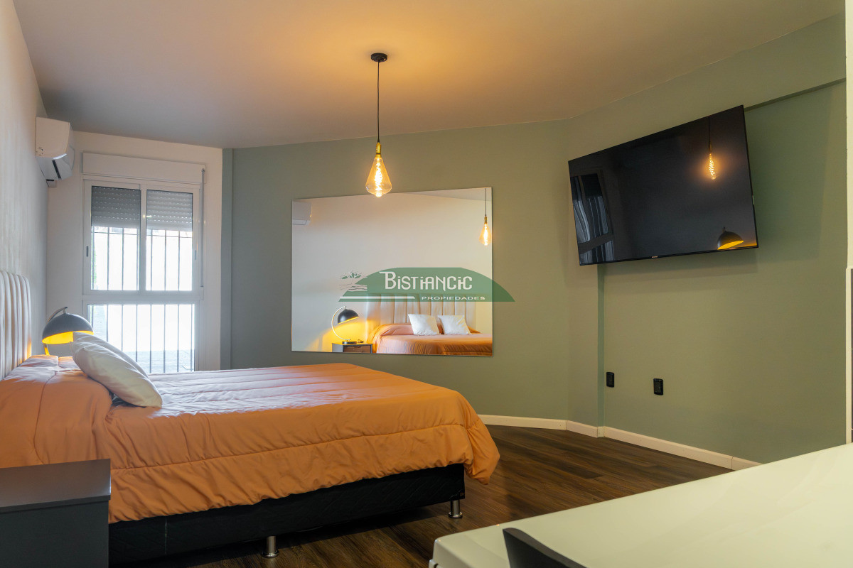 Casa ID.2954 - Chalé 4 dorm 4 baños gran living, piscina grande + 2 deptos externos para renta. Terreno de 1700 m2 + 620 m2 construidos. Precio de Venta US$ 595.000.