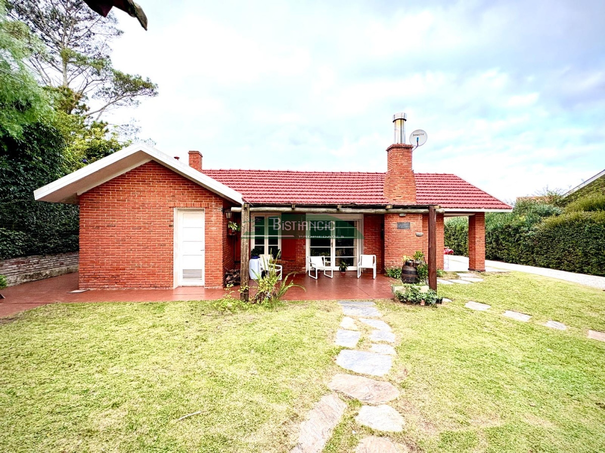 Casa ID.2941 - Pinares cerca del mar Chalé tradicional 1000m2 terreno y 350m2 construidos, 4 dorm 3 baños mas depto externo. Venta US$ 470.000