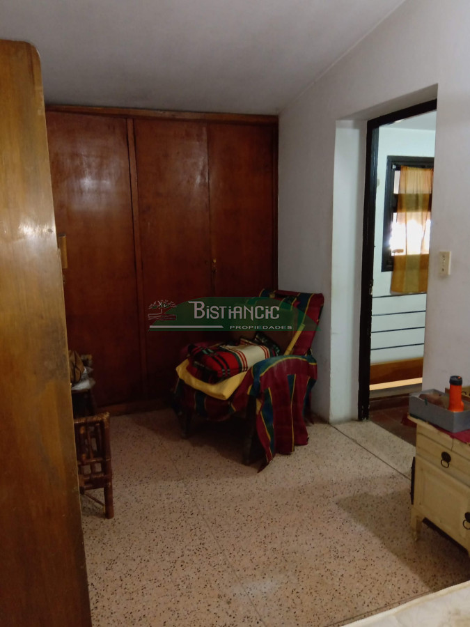 Casa ID.599 - Casa centrica, a media cuadra de peatonal Sarandí, muy comercial, ideal locales. 240 m2.