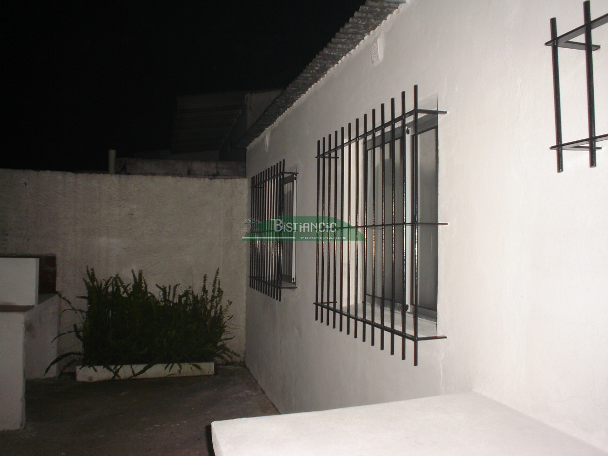 Casa ID.2952 - Casa en Maldonado, 3 dorm 2 baños , nueva con 2 deptos alquilados (buena renta). Todo impecable. Venta US$ 220.000. 