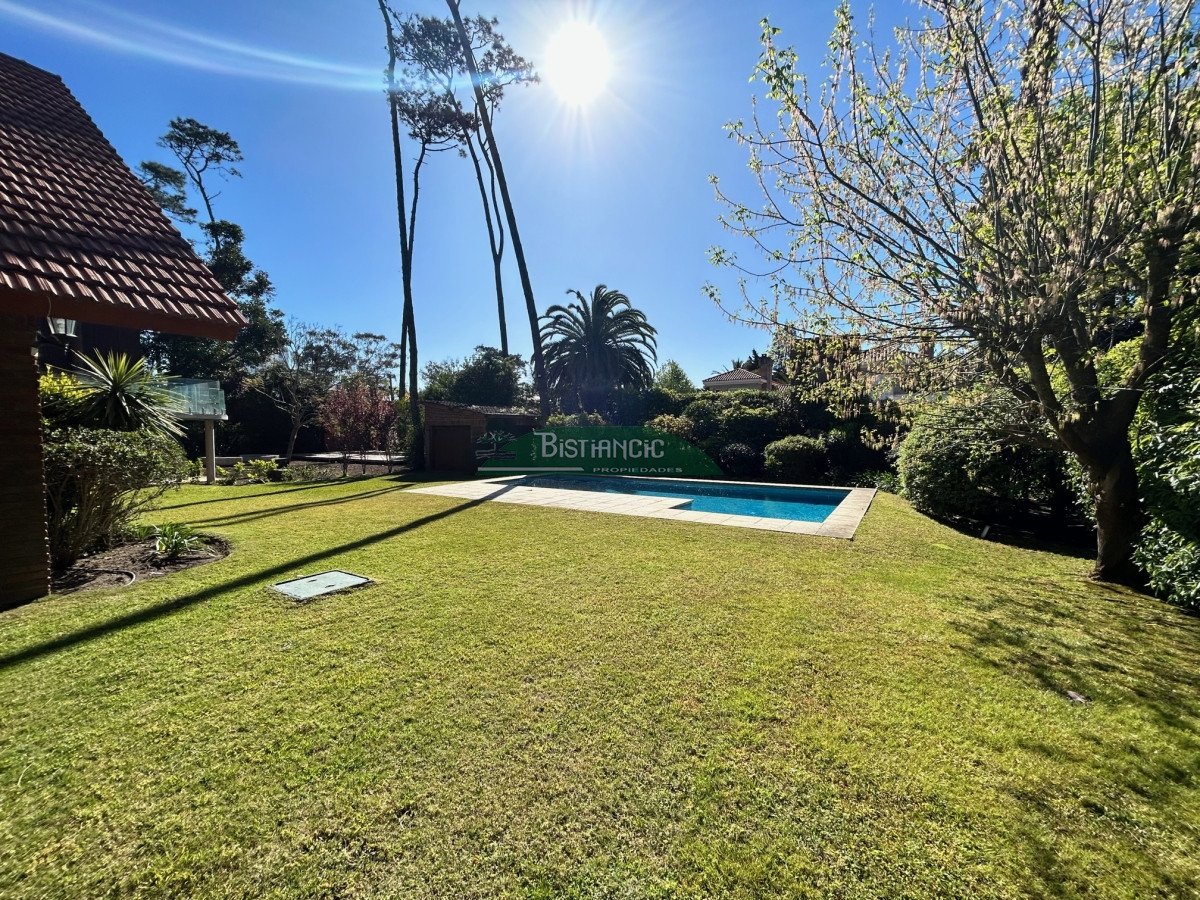 Casa ID.1003 - Chalé Paradas Mansa, 5 dormitorios 4 baños, amplio y luminoso, construcción de calidad, 1000m2 de tierra y 400 m2 edificados. Venta US$ 740.000.