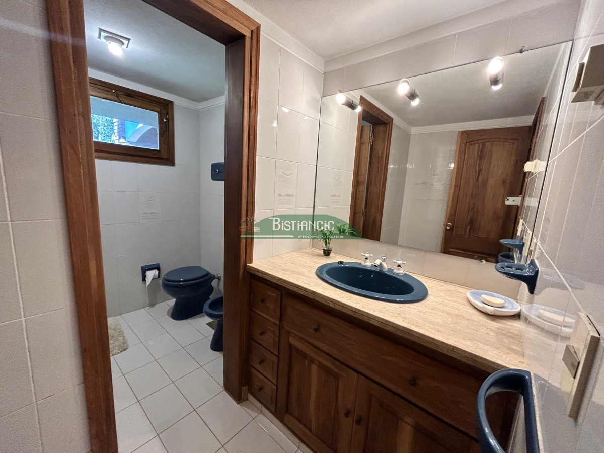 Casa ID.1003 - Chalé Paradas Mansa, 5 dormitorios 4 baños, amplio y luminoso, construcción de calidad, 1000m2 de tierra y 400 m2 edificados. Venta US$ 740.000.