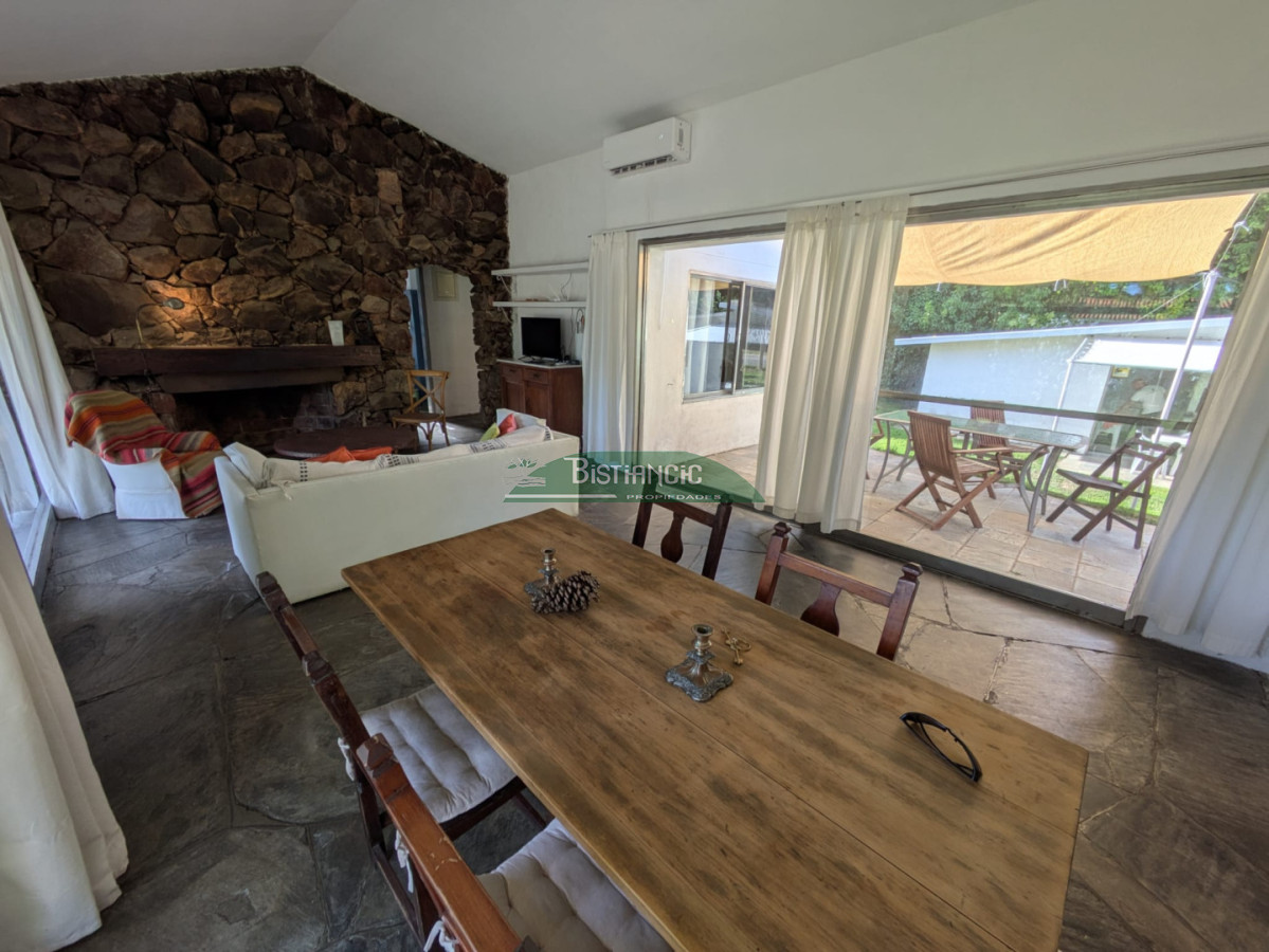 Casa ID.3043 - Hermoso chalet sobre camino la laguna. 3 dorm, 1 baño, barbacoa con baño y deposito. Patio y Estacionamiento. 