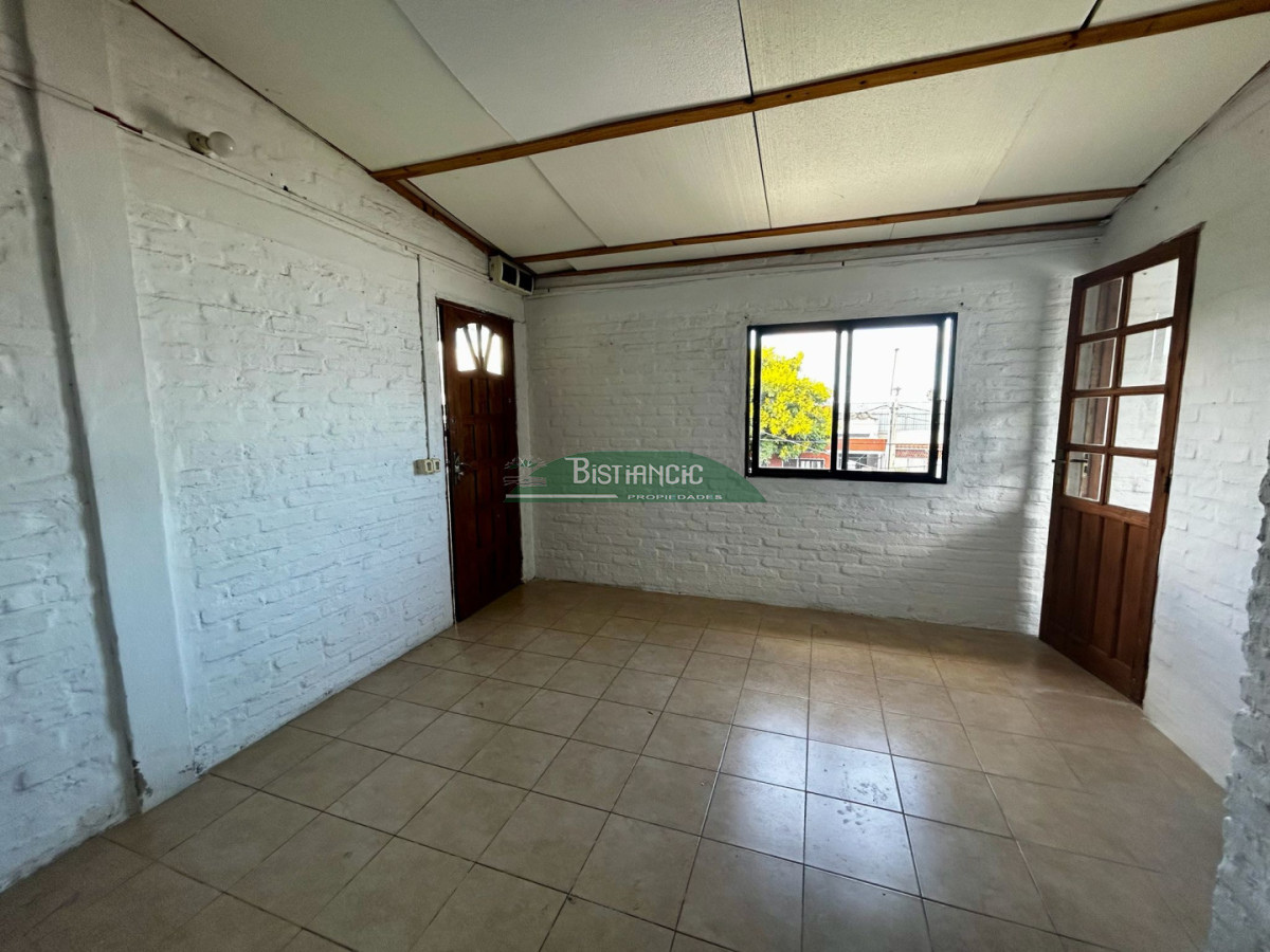 Casa ID.2367 - Apto en planta alta en alquiler anual, 1 dorm, con living comedor con cocina integrada.