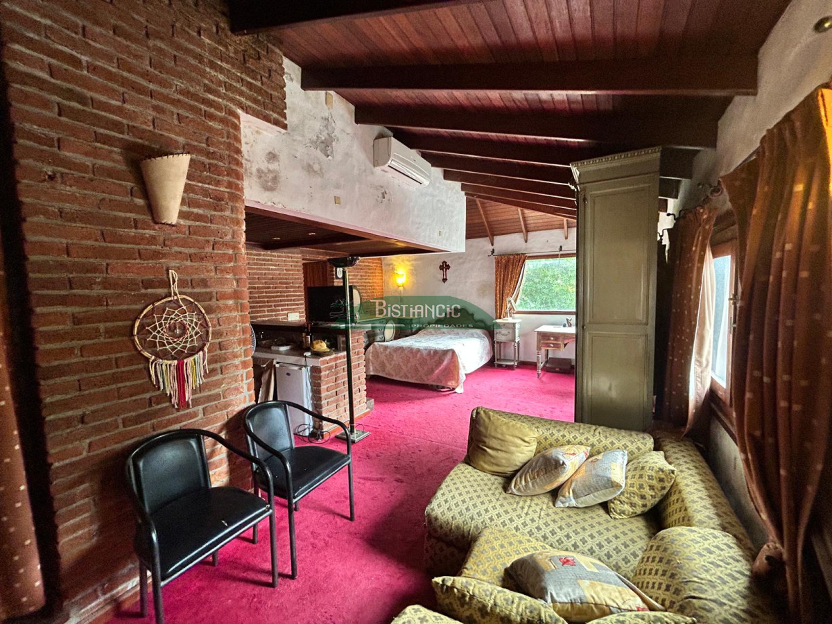 Casa ID.2419 - Chalé 2200 m2 de jardín y 374 m2 edf. 4 dorm 3 baños, barbacoa integrada calefacción, Precio de venta US$ 460.000.