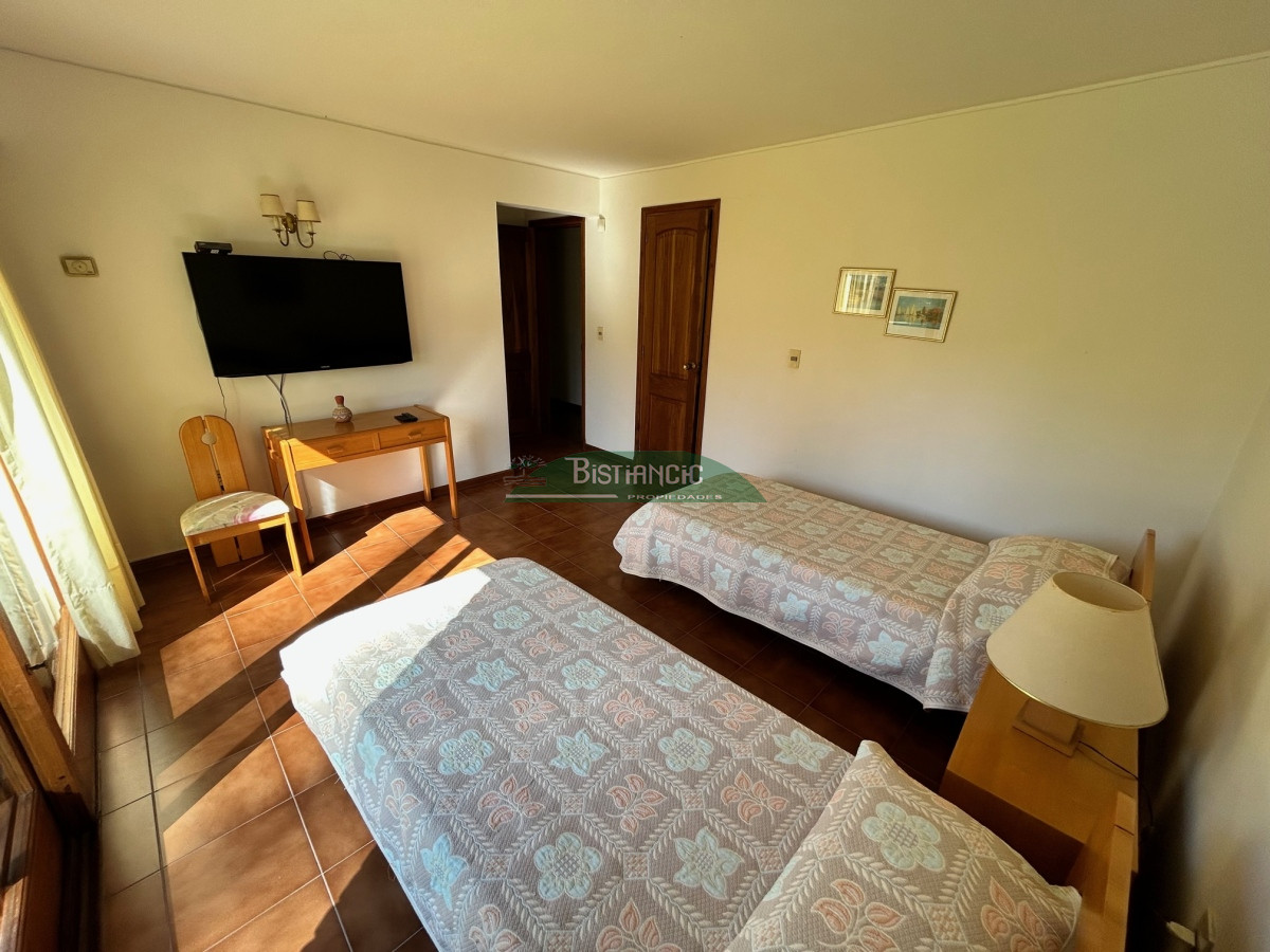 Casa ID.1003 - Chalé Paradas Mansa, 5 dormitorios 4 baños, amplio y luminoso, construcción de calidad, 1000m2 de tierra y 400 m2 edificados. Venta US$ 740.000.