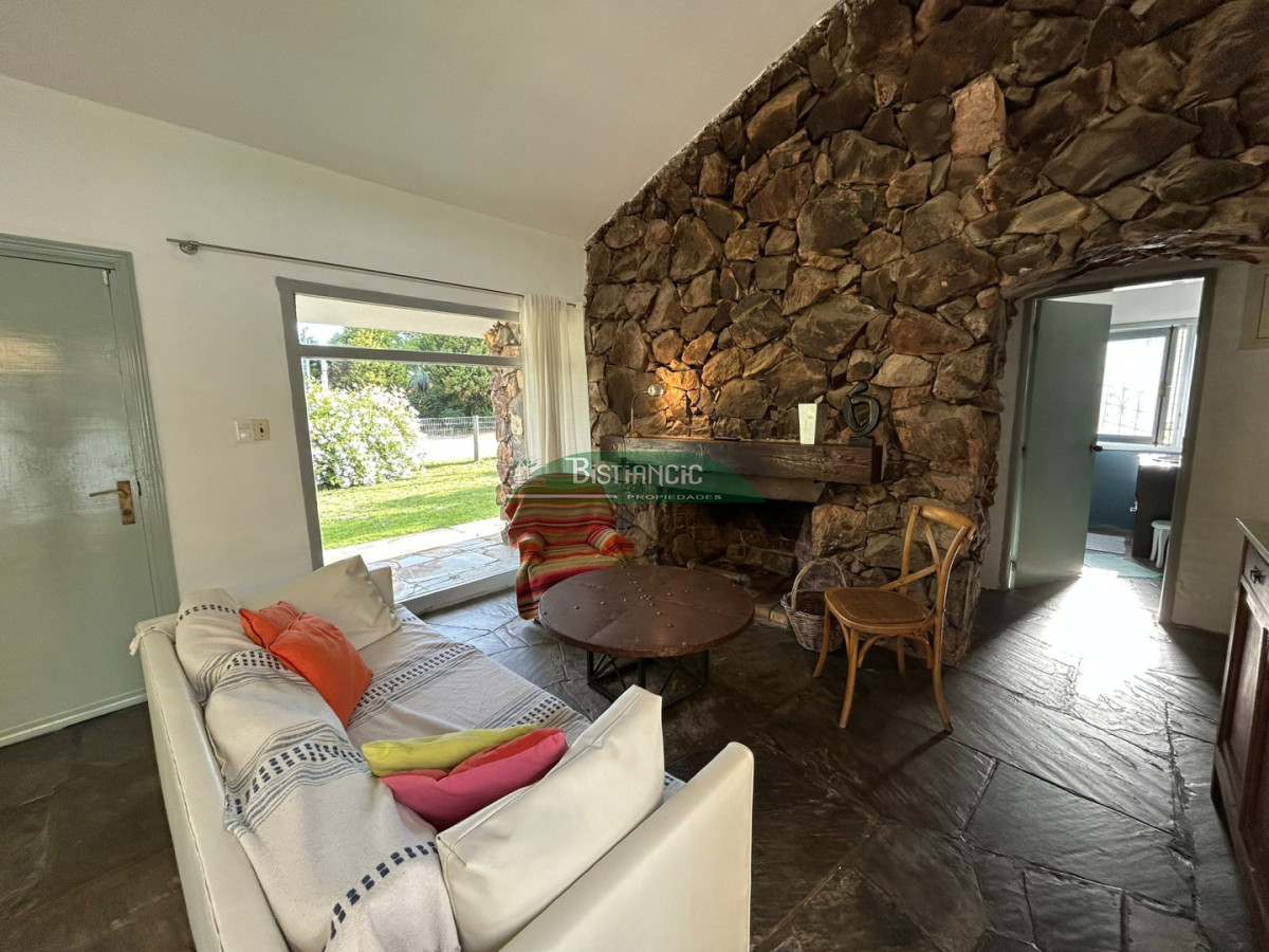 Casa ID.3043 - Hermoso chalet sobre camino la laguna. 3 dorm, 1 baño, barbacoa con baño y deposito. Patio y Estacionamiento. 