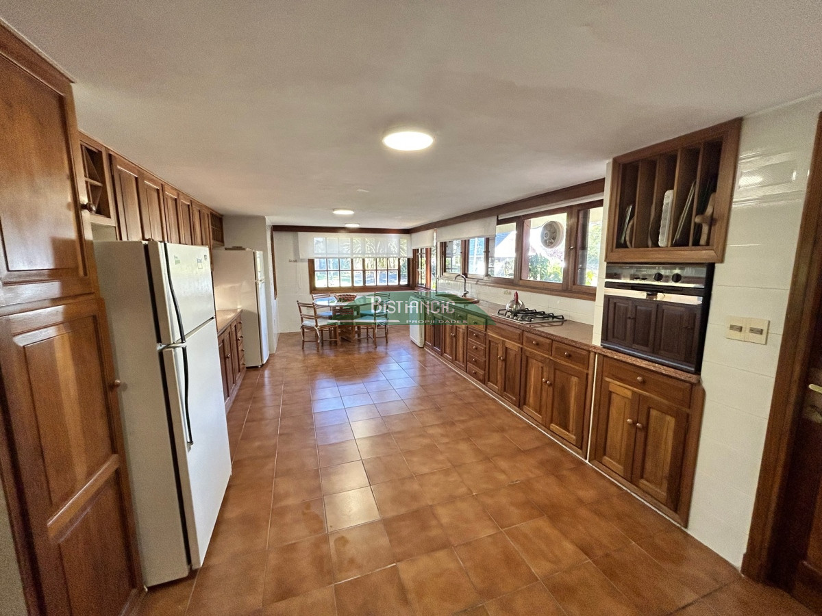 Casa ID.1003 - Chalé Paradas Mansa, 5 dormitorios 4 baños, amplio y luminoso, construcción de calidad, 1000m2 de tierra y 400 m2 edificados. Venta US$ 740.000.
