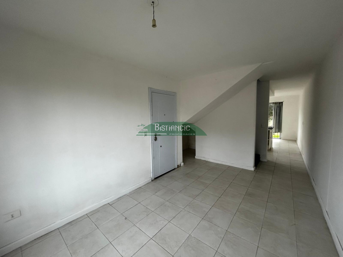 Casa ID.2572 - Alquiler Anual. Duplex en Cno. Lussich de 2 dorm, con patio y estacionamiento