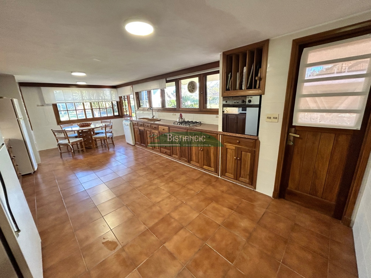 Casa ID.1003 - Chalé Paradas Mansa, 5 dormitorios 4 baños, amplio y luminoso, construcción de calidad, 1000m2 de tierra y 400 m2 edificados. Venta US$ 740.000.