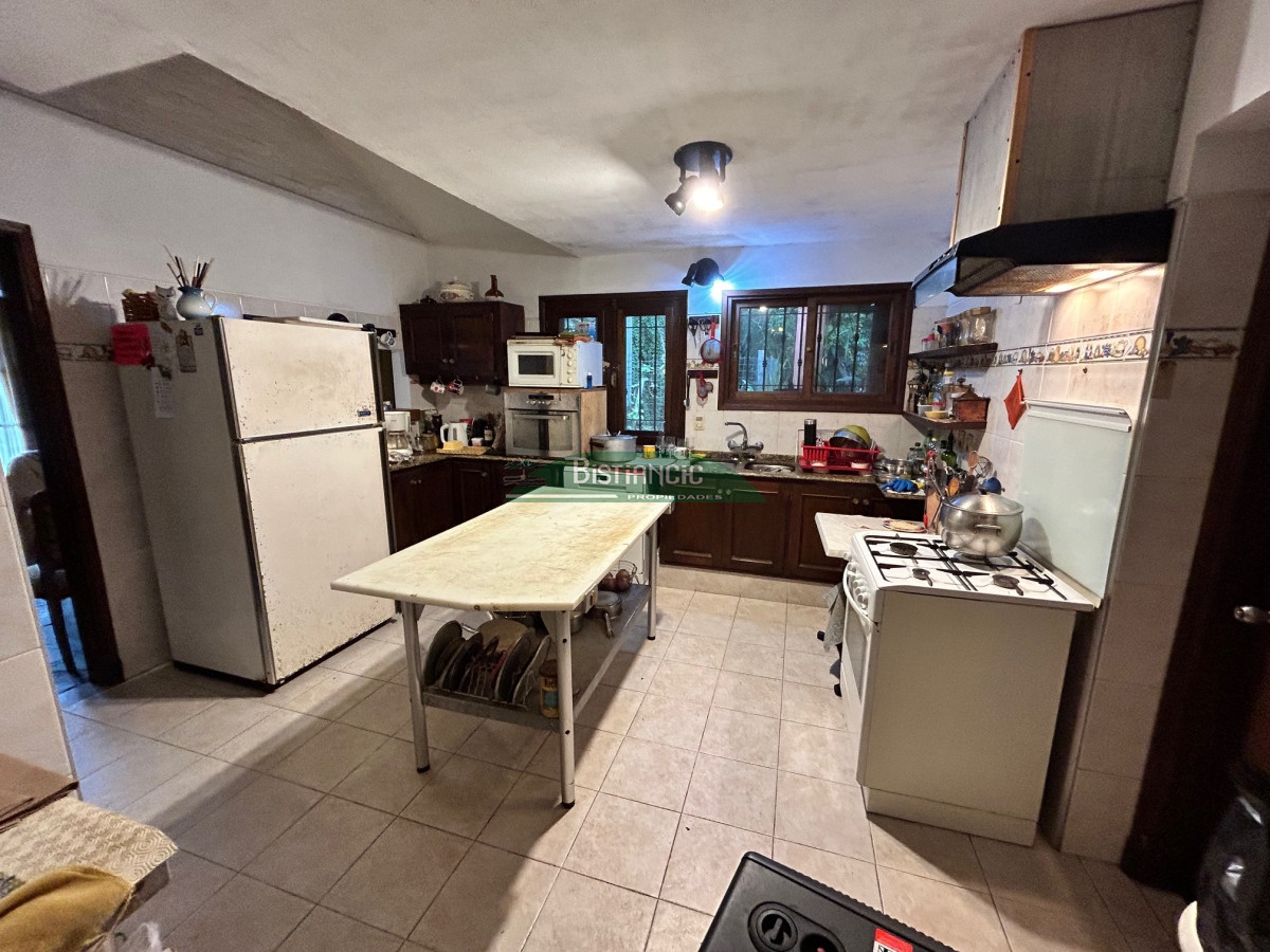 Casa ID.2419 - Chalé 2200 m2 de jardín y 374 m2 edf. 4 dorm 3 baños, barbacoa integrada calefacción, Precio de venta US$ 460.000.