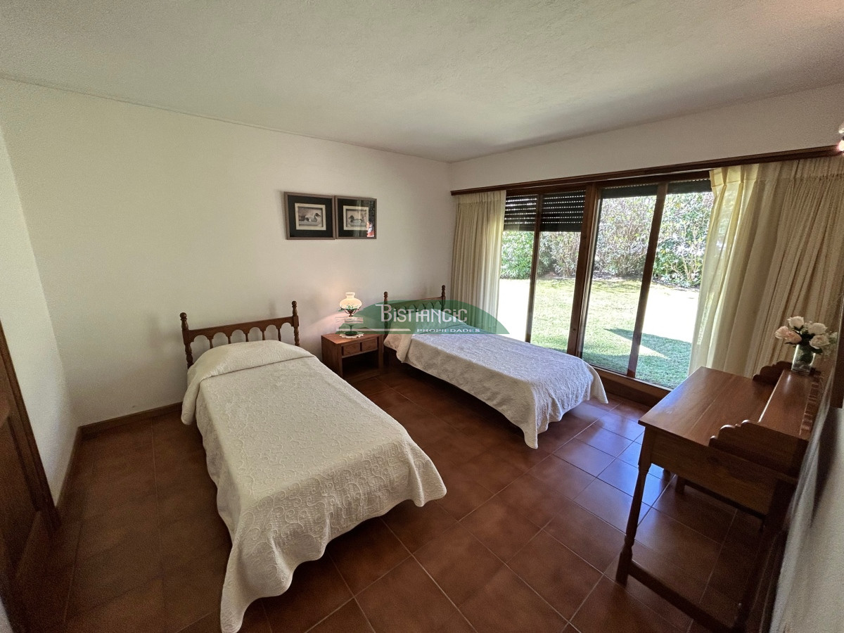 Casa ID.1003 - Chalé Paradas Mansa, 5 dormitorios 4 baños, amplio y luminoso, construcción de calidad, 1000m2 de tierra y 400 m2 edificados. Venta US$ 740.000.