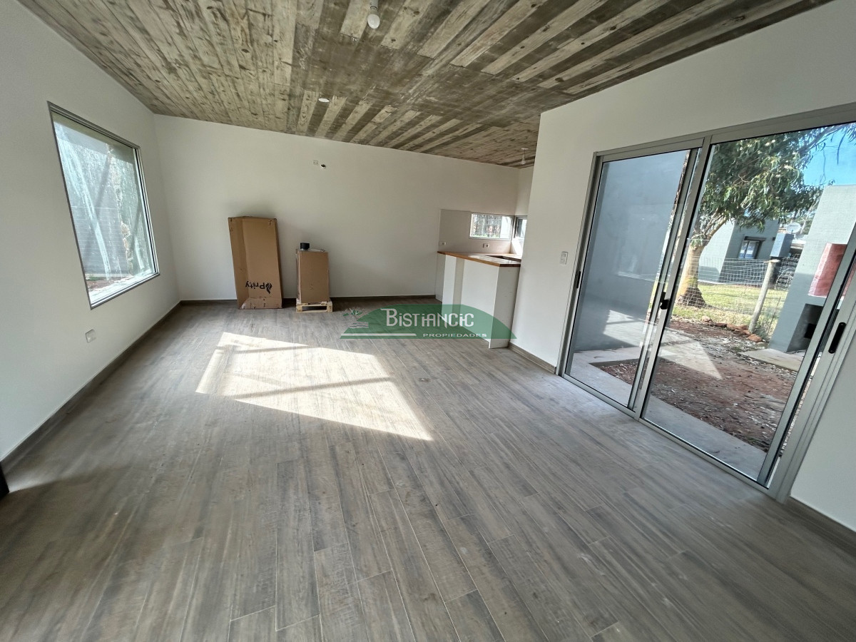 Casa ID.2275 - Casa a estrenar en barrio privado, construcción tradicional, 2 dorm 2 baños 370 m2 de terreno  US$170.000. financiación