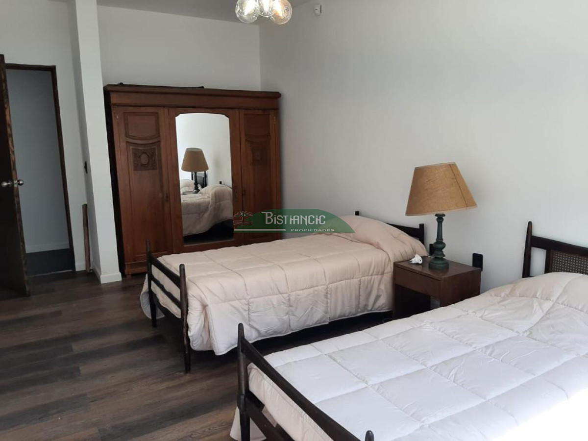 Casa ID.2954 - Chalé 4 dorm 4 baños gran living, piscina grande + 2 deptos externos para renta. Terreno de 1700 m2 + 620 m2 construidos. Precio de Venta US$ 595.000.