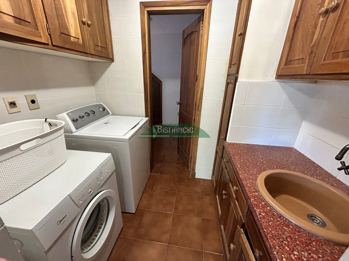 Casa ID.1003 - Chalé Paradas Mansa, 5 dormitorios 4 baños, amplio y luminoso, construcción de calidad, 1000m2 de tierra y 400 m2 edificados. Venta US$ 740.000.