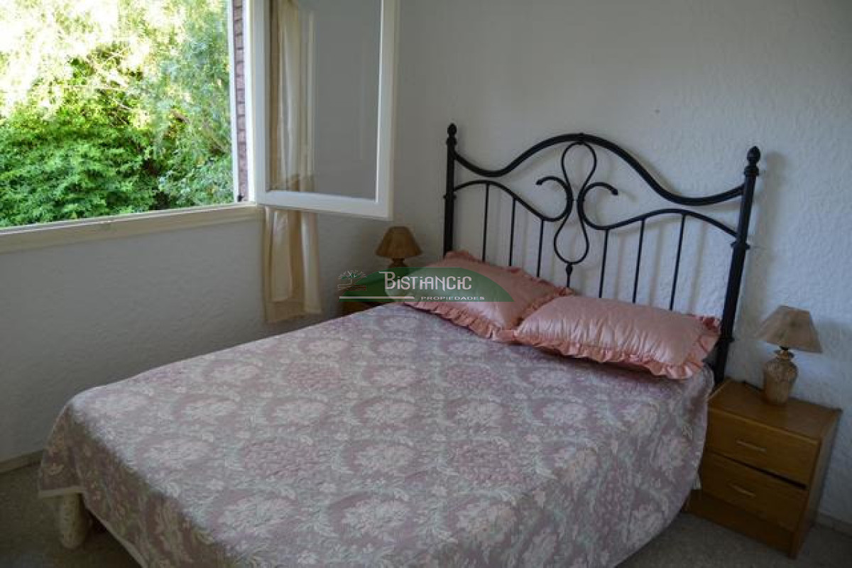 Casa ID.3019 - Pinares Chalé tradicional 3 dorm 2 baños + servicio, 718 m2 jardín, cerca de todo. Venta US$ 268.000.