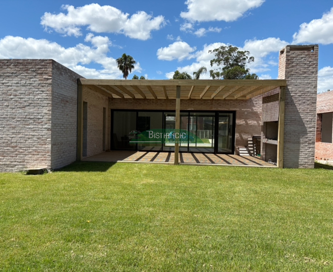 Casa ID.2958 - Casa a estrenar en Pinares , 3 dorm, 2 baños ( 1 en suite), salida con parrillero y pergola. 