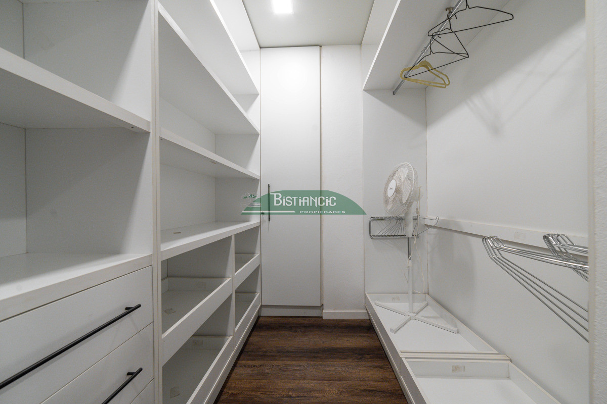 Casa ID.2954 - Chalé 4 dorm 4 baños gran living, piscina grande + 2 deptos externos para renta. Terreno de 1700 m2 + 620 m2 construidos. Precio de Venta US$ 595.000.