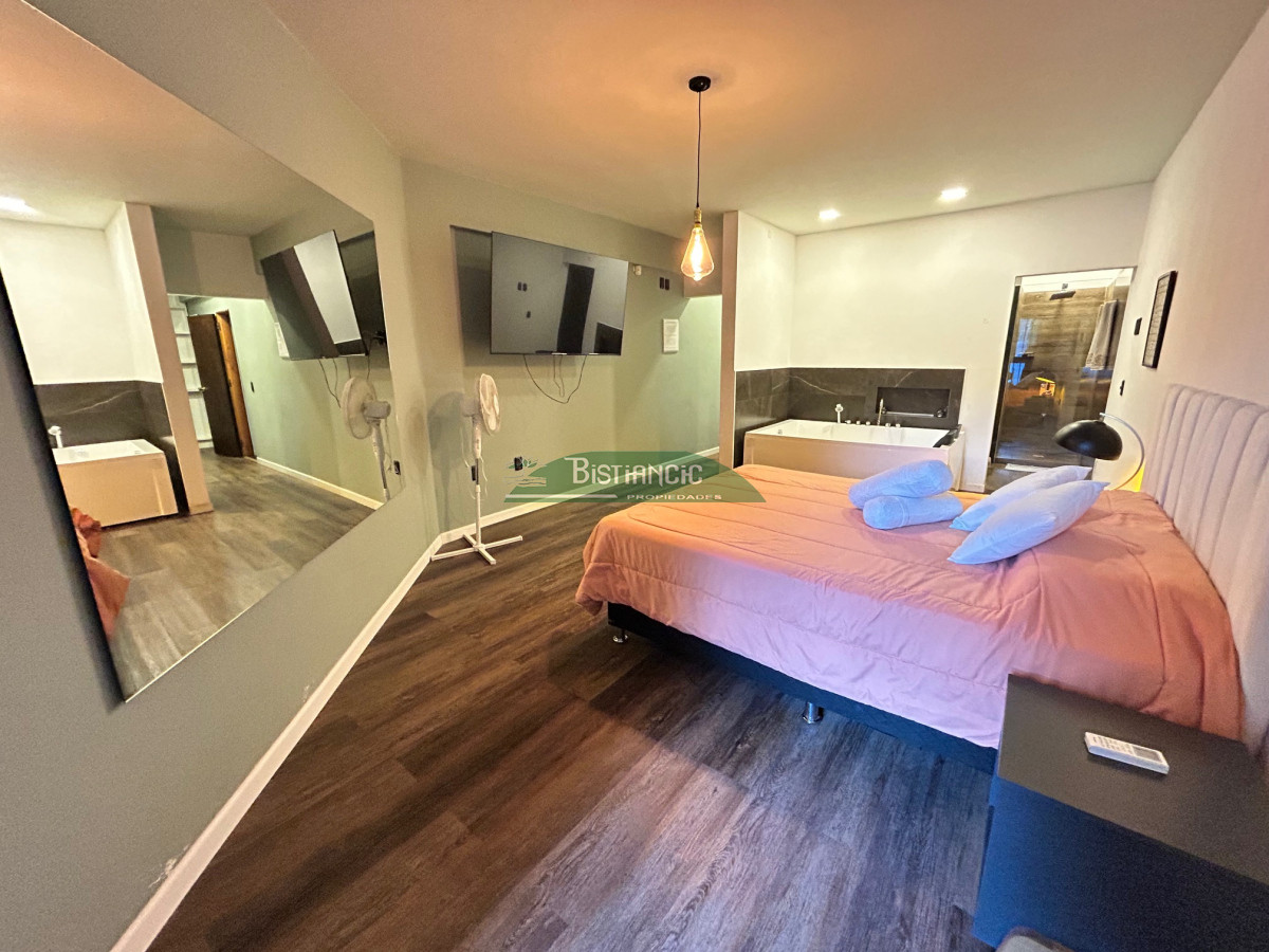 Casa ID.2954 - Chalé 4 dorm 4 baños gran living, piscina grande + 2 deptos externos para renta. Terreno de 1700 m2 + 620 m2 construidos. Precio de Venta US$ 595.000.
