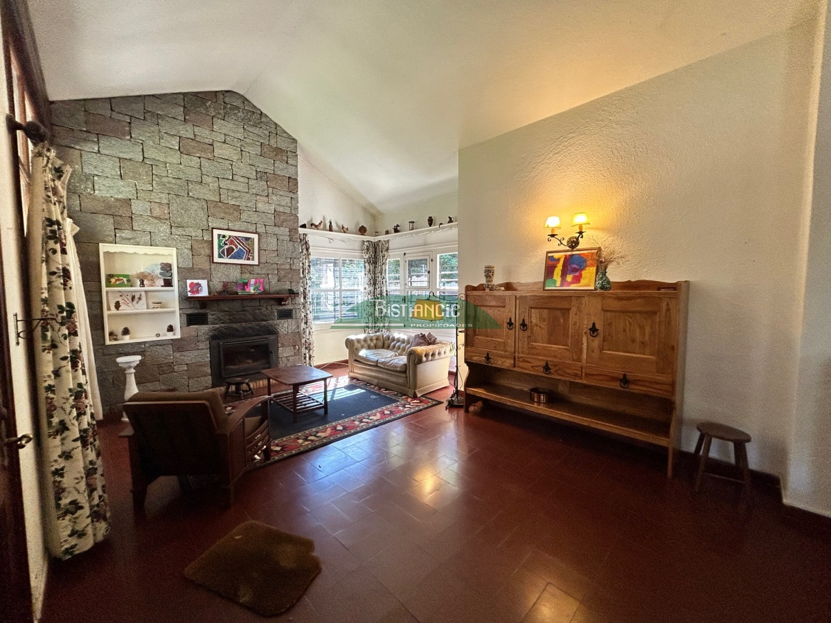 Casa ID.2863 - San Rafael , chalé sólida construcción de Clerc y Guerra, de 3 dorm 2 baños, serv,c baño, garaje, 830 m2 terreno, calef. Precio de venta US$ 350.000