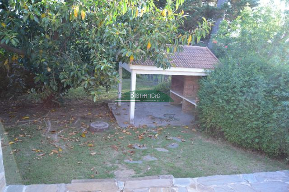 Casa ID.3019 - Pinares Chalé tradicional 3 dorm 2 baños + servicio, 718 m2 jardín, cerca de todo. Venta US$ 268.000.