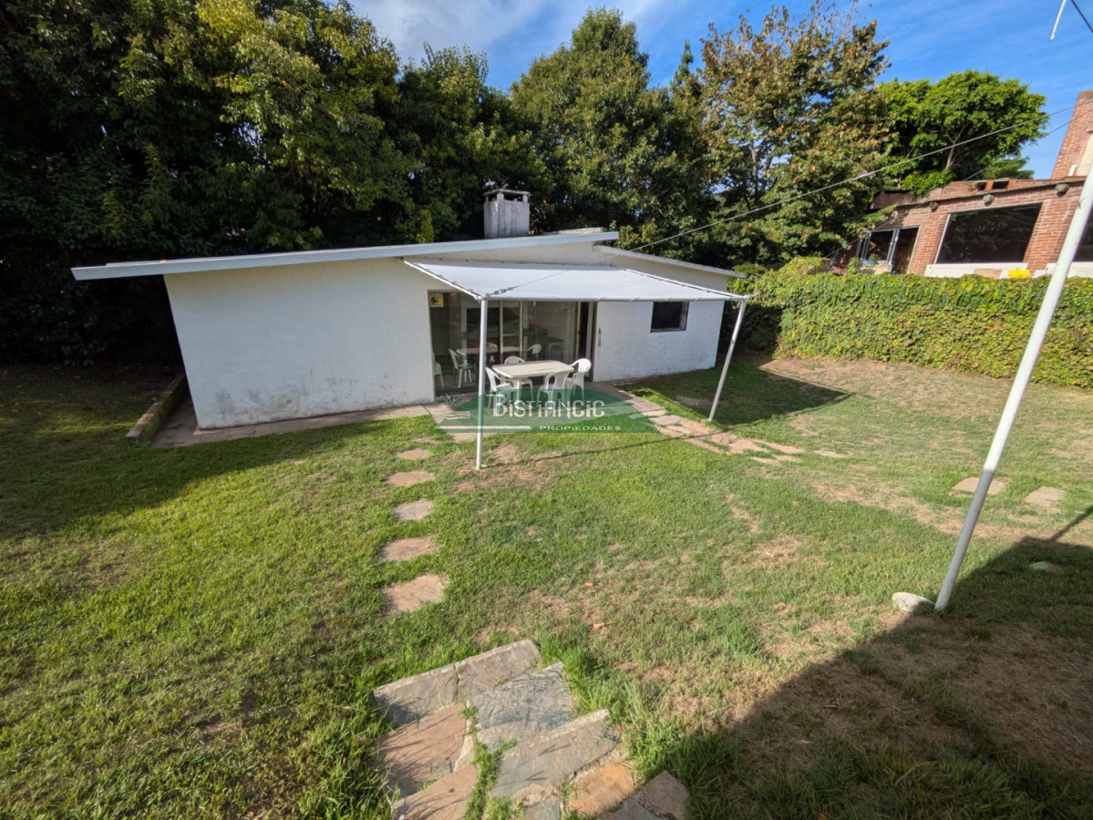 Casa ID.3043 - Hermoso chalet sobre camino la laguna. 3 dorm, 1 baño, barbacoa con baño y deposito. Patio y Estacionamiento. 